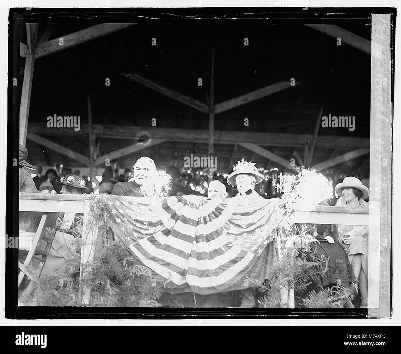 Ein Foto von einer Pferdeschau 1921, bei der Präsident und Mrs. Harding anwesend waren. Dieses Bild spiegelt die sozialen und kulturellen Ereignisse der damaligen Zeit wider, wobei der Schwerpunkt auf dem Pferdesport liegt. Stockfoto