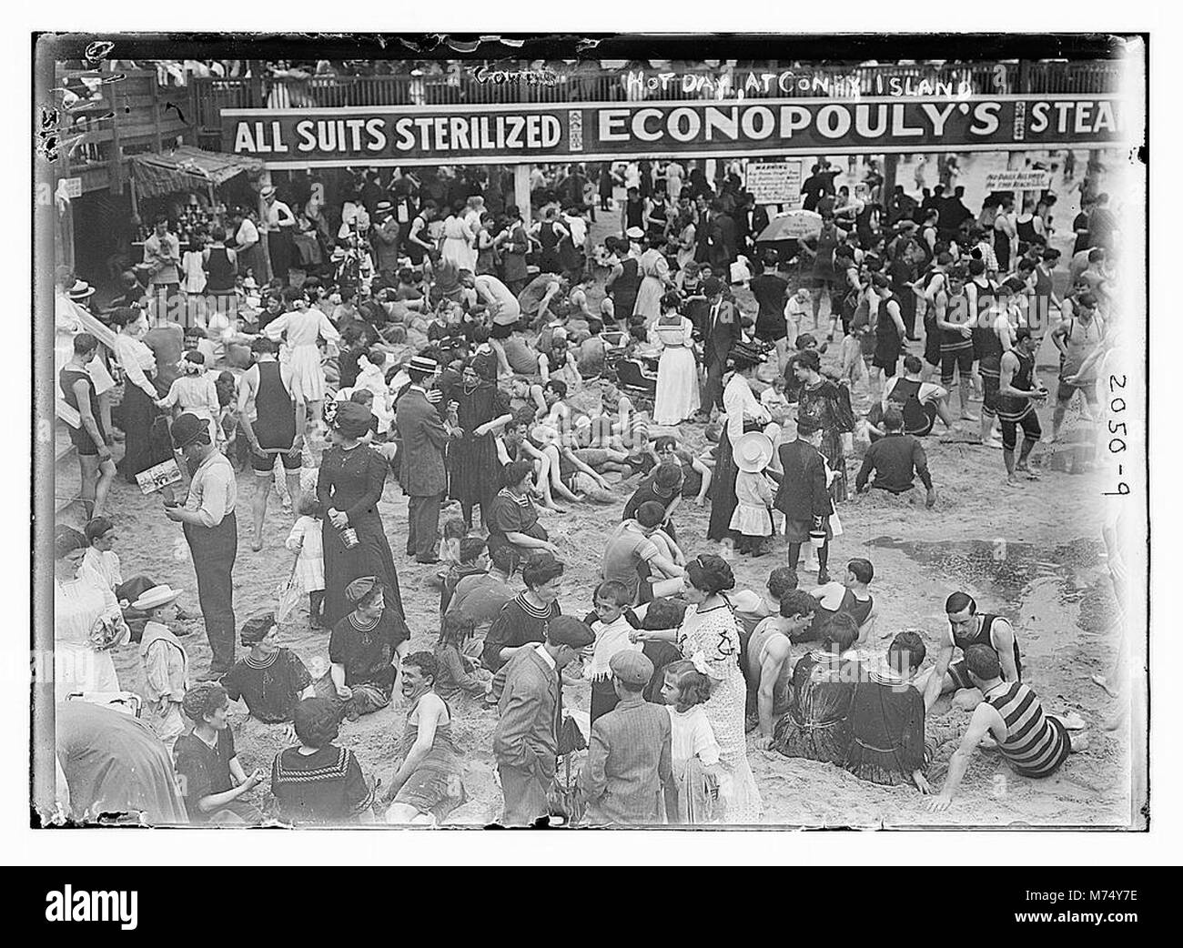 Dieses Foto zeigt eine geschäftige Szene auf Coney Island an einem heißen Tag und zeigt das beliebte Strandziel mit Besuchern, die das Sommerwetter und Outdoor-Aktivitäten genießen. Stockfoto