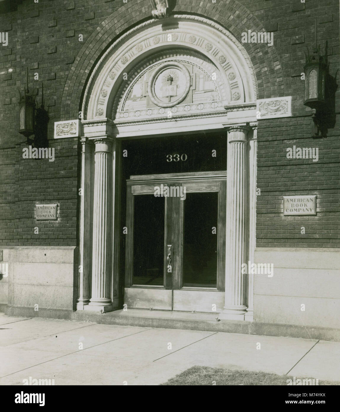 Ein Bild der American Book Company in Chicago, aufgenommen im frühen 20. Jahrhundert. Das Foto spiegelt die bedeutende Rolle des Unternehmens in der amerikanischen Verlagsbranche in dieser Zeit wider. Stockfoto