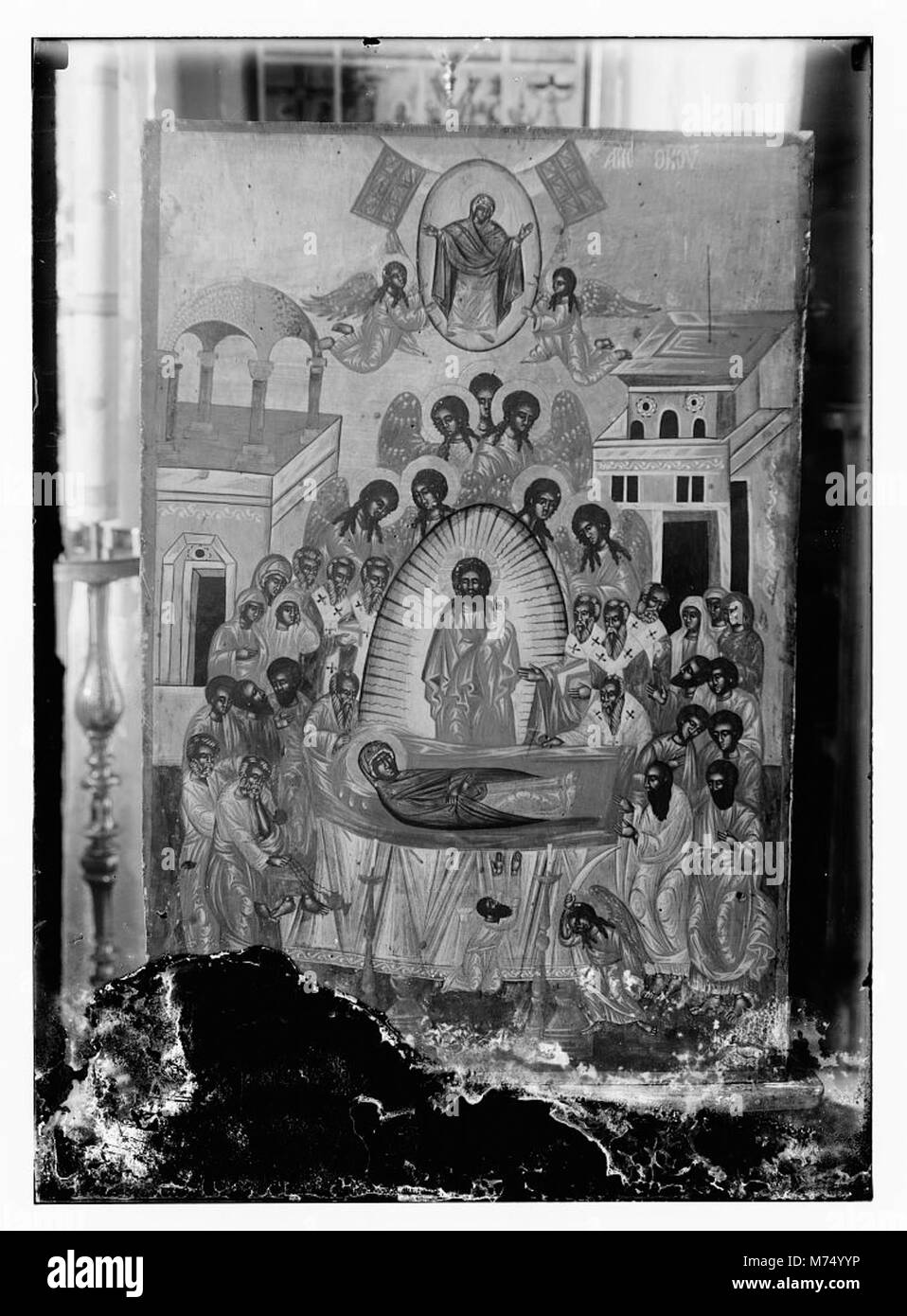Eine Sammlung religiöser oder symbolischer Ikonen, die wahrscheinlich bedeutende Figuren, Heilige oder Szenen darstellen, die häufig in religiöser Kunst und Kultpraktiken in verschiedenen Kulturen verwendet werden. Diese Ikonen dienen als Darstellungen spiritueller oder religiöser Hingabe. Stockfoto