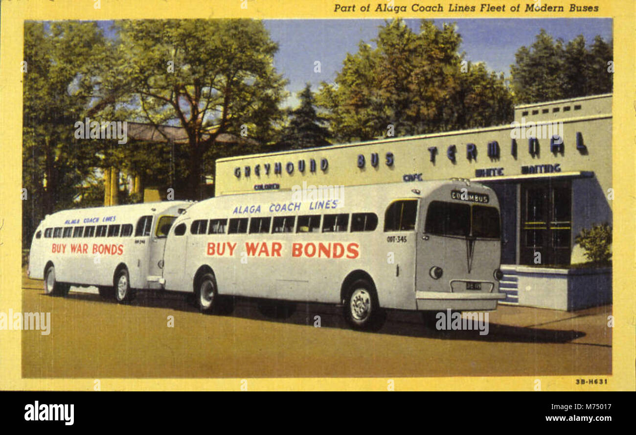 Ein Werbebild von Alaga Coach Lines während des Zweiten Weltkriegs, mit modernen Bussen mit Schildern, die Passagiere zum Kauf von Kriegsanleihen ermutigen. Separate Wartebereiche werden ebenfalls hervorgehoben, was auf die Praktiken der Segregation während des Krieges hinweist. Stockfoto