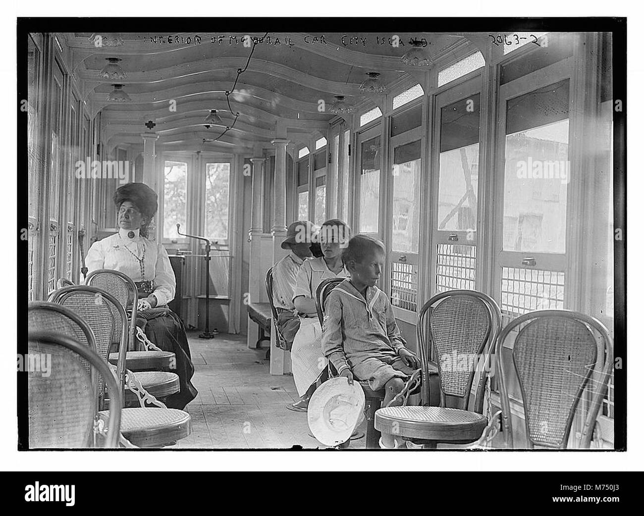Das Bild zeigt das Innere einer Einschienenbahn, die sich auf City Island befindet und einen Einblick in die öffentlichen Verkehrsmittel während des frühen 20. Jahrhunderts bietet. Stockfoto