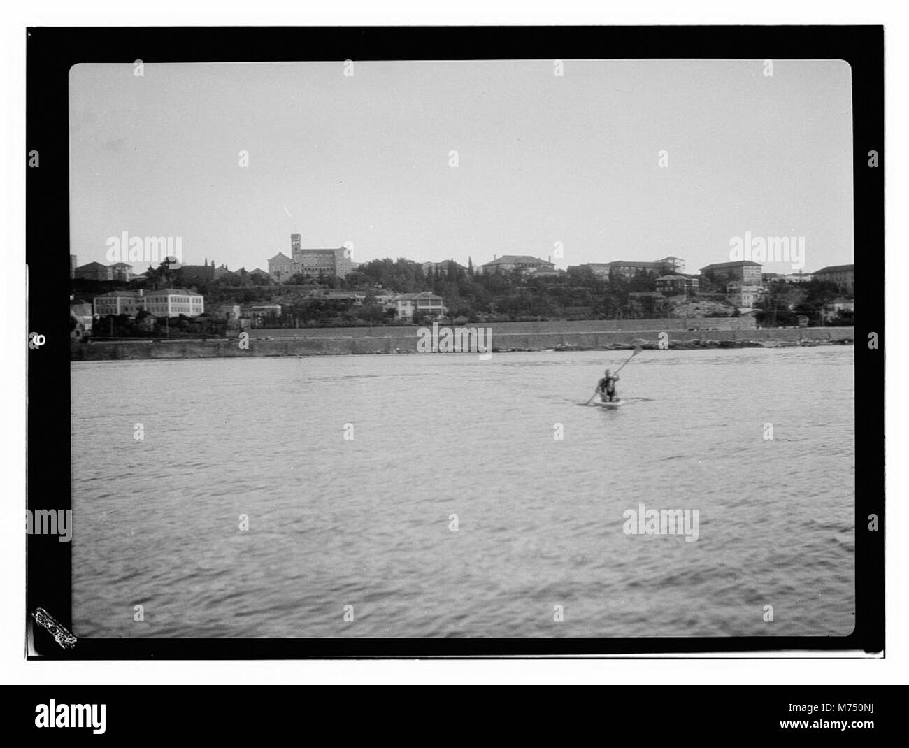 Foto der American University in Beirut, die Architektur und das akademische Umfeld der Institution feststellt. Das Bild zeigt die Rolle der Universität im Bildungswesen und ihre historische Bedeutung im Nahen Osten. Stockfoto