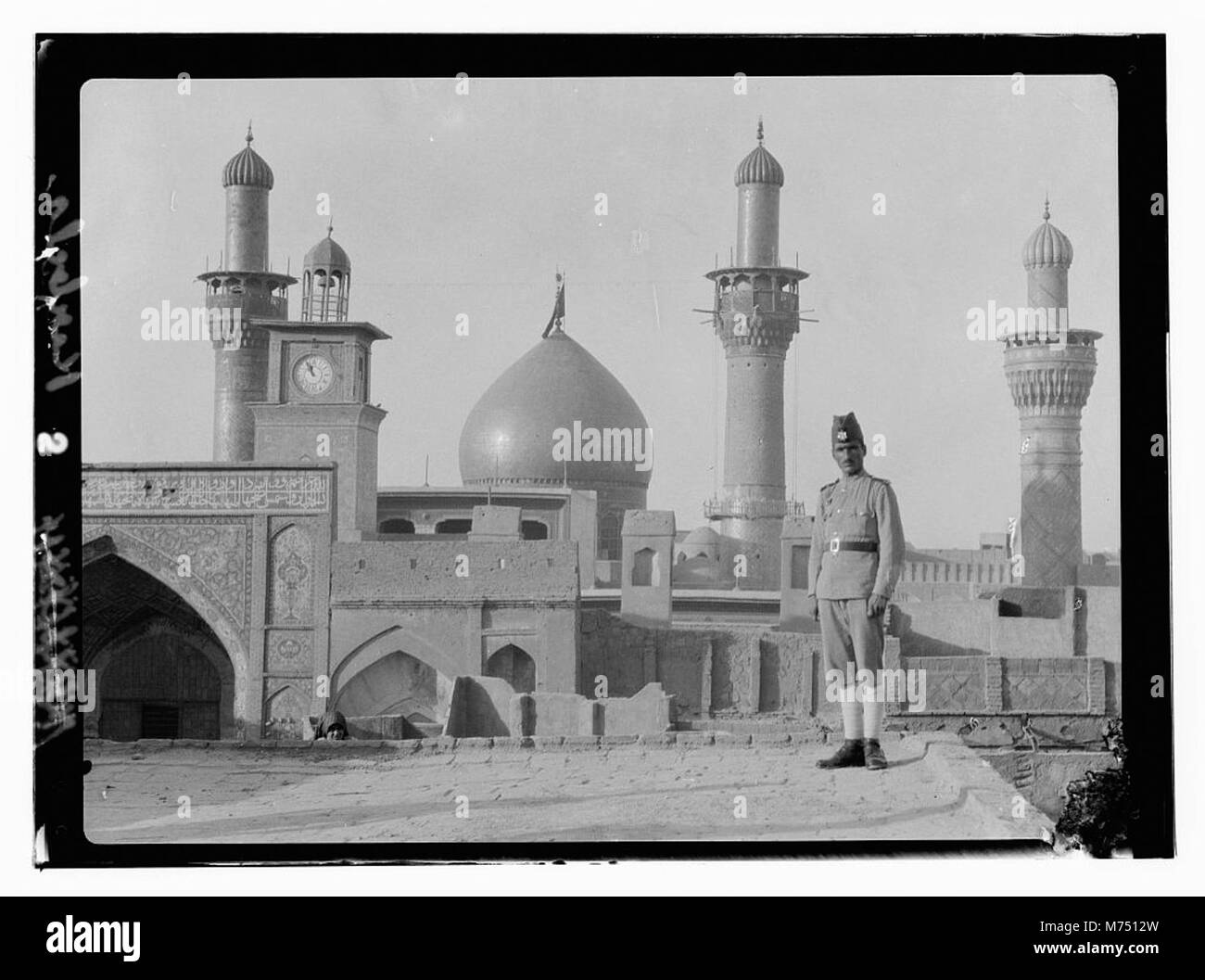 Die große Moschee in Kerbela, Irak, eine der heiligsten Stätten für schiitische Muslime. Die Moschee zeichnet sich durch ihre goldgewölbte Struktur und die hohen Minarette aus. Stockfoto