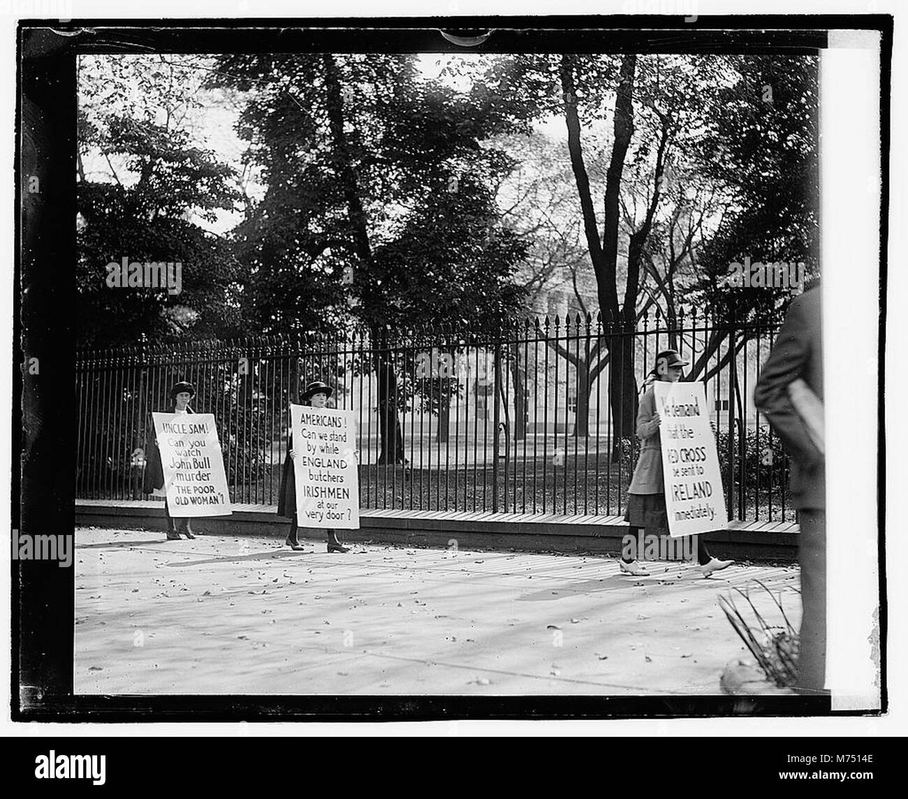 Irische Streikposten vor dem Weißen Haus gegen politische Fragen im Zusammenhang mit der irischen Unabhängigkeit. Das Bild spiegelt den politischen Aktivismus des frühen 20. Jahrhunderts und den irischen Kampf um Selbstbestimmung wider. Stockfoto