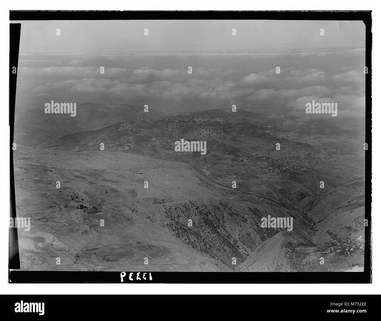 Blick vom Gipfel des Jebel Sunnin, Blick nach Westen in Richtung Beskinta Dorf. Das Bild zeigt die dramatische Berglandschaft und die natürliche Umgebung der Region. Stockfoto