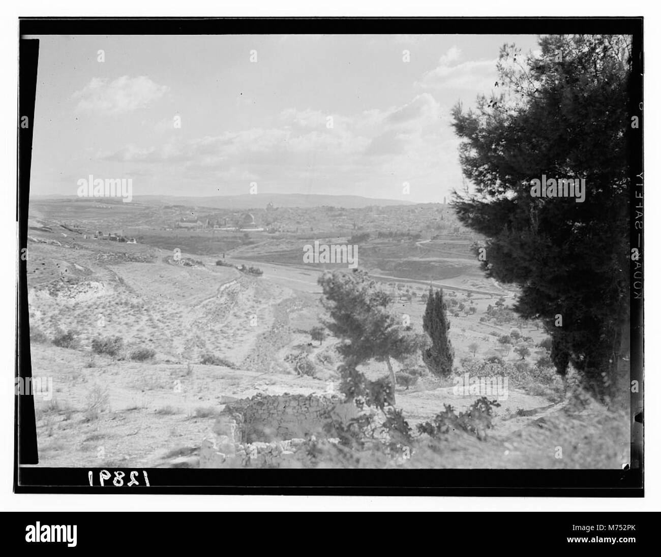 Ein Foto von Jerusalem vom Berg Scopus, das die berühmten Wahrzeichen und Landschaften der Stadt zeigt. Stockfoto