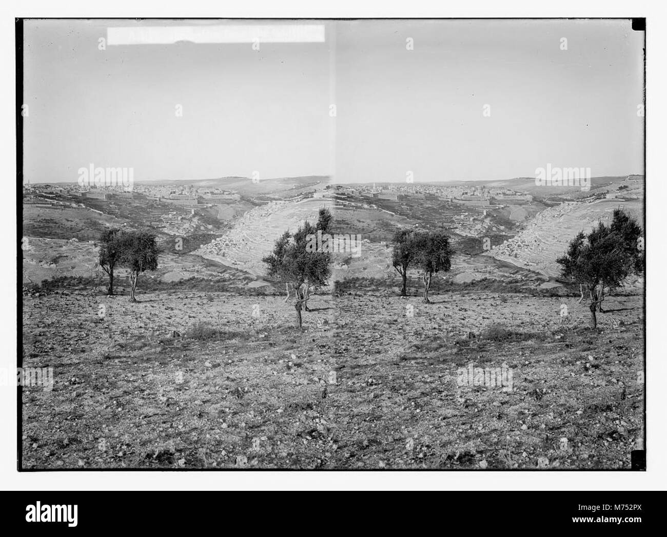 Ein historisches Foto, das einen südlichen Blick auf Jerusalem bietet und die berühmte Architektur und Landschaft der Stadt von einem südlichen Aussichtspunkt aus zeigt. Stockfoto
