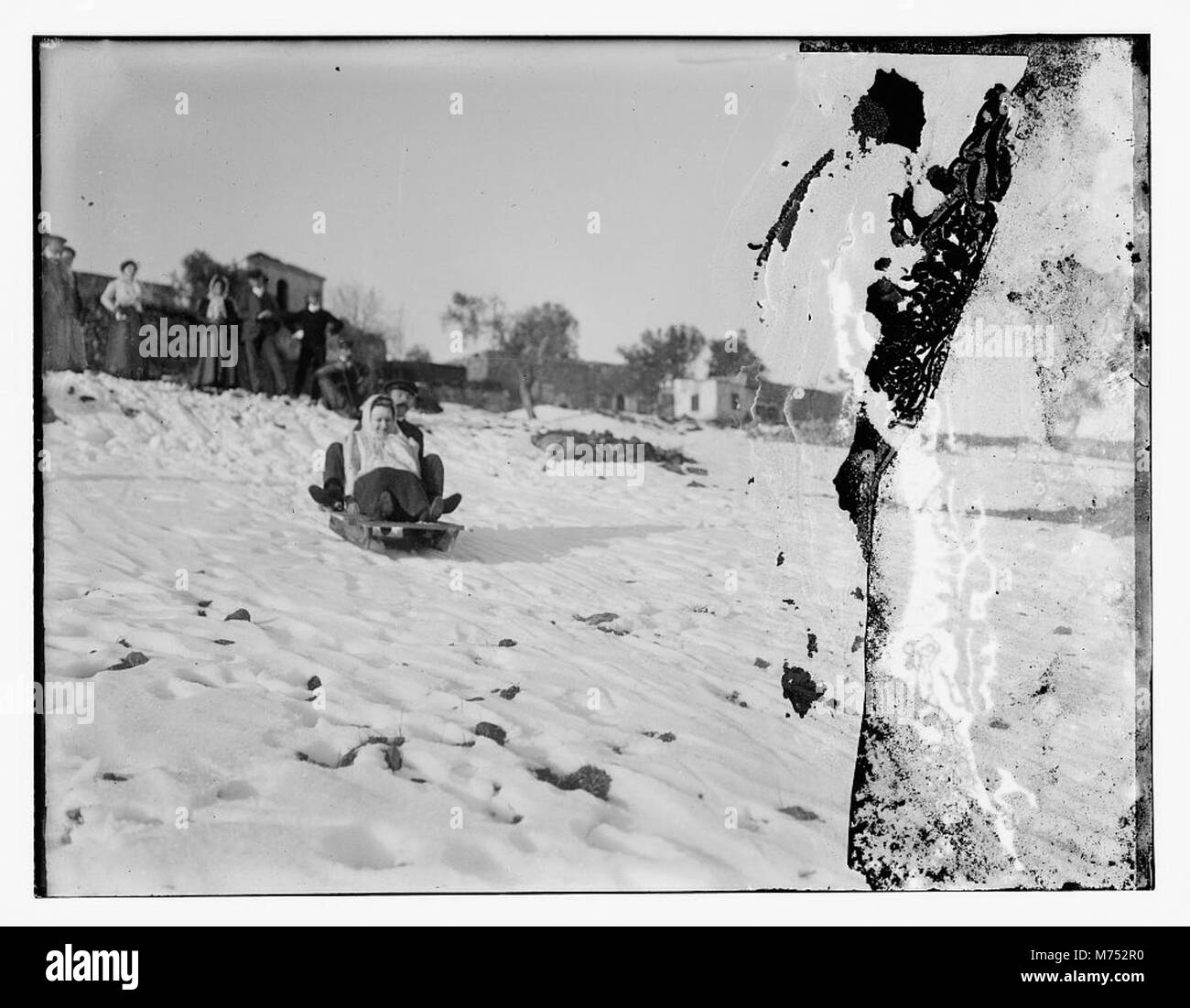 Dieses Bild zeigt Jerusalem mit Schnee, aufgenommen im Jahr 1921. Das Foto fängt den seltenen Anblick des Schneefalls in der Stadt ein und hebt die berühmten Wahrzeichen und die Architektur vor einem verschneiten Hintergrund hervor. Stockfoto