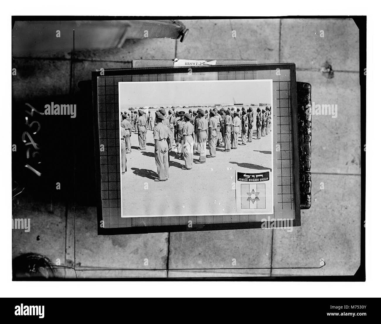 Ein historisches Rekrutierungsplakat für die Jüdische Brigade, eine Militäreinheit, die während des Zweiten Weltkriegs gebildet wurde. Das Plakat spiegelt die Bemühungen wider, jüdische Soldaten für den Dienst in der britischen Armee während des Krieges zu rekrutieren. Stockfoto