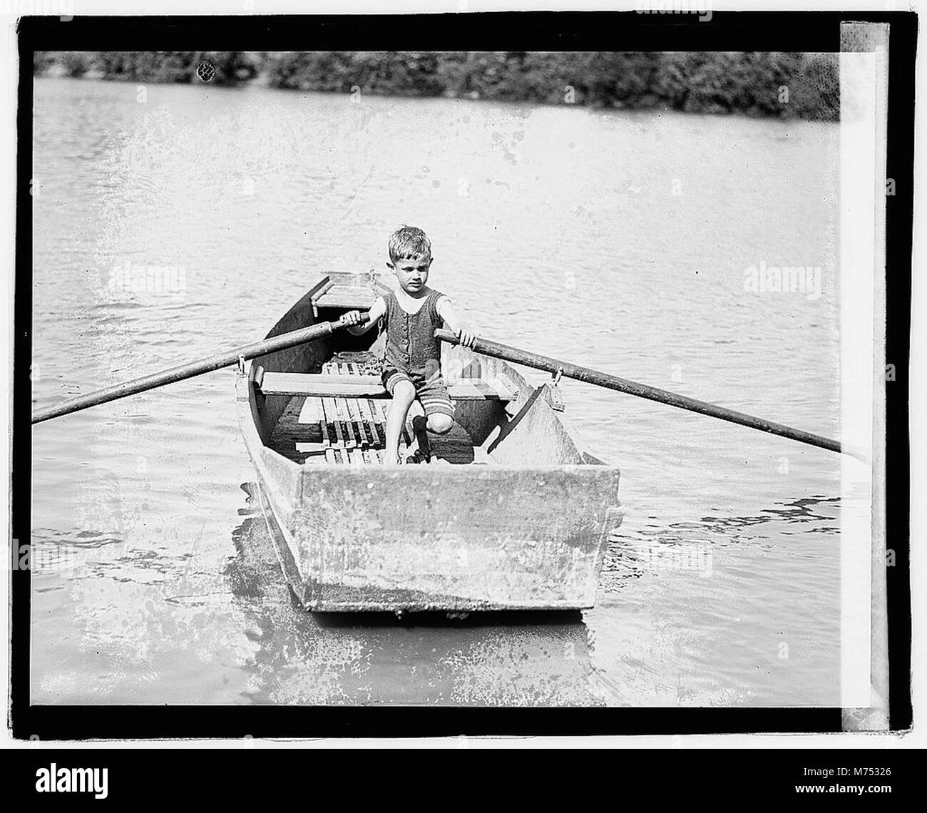 Dieses Foto zeigt Jimmie Davis Jr., den Sohn des Gouverneurs und Sängers Jimmie Davis. Das Bild wurde 1921 aufgenommen und spiegelt das frühe Leben einer Figur wider, die mit Louisianas politischer und kultureller Geschichte verbunden ist. Stockfoto