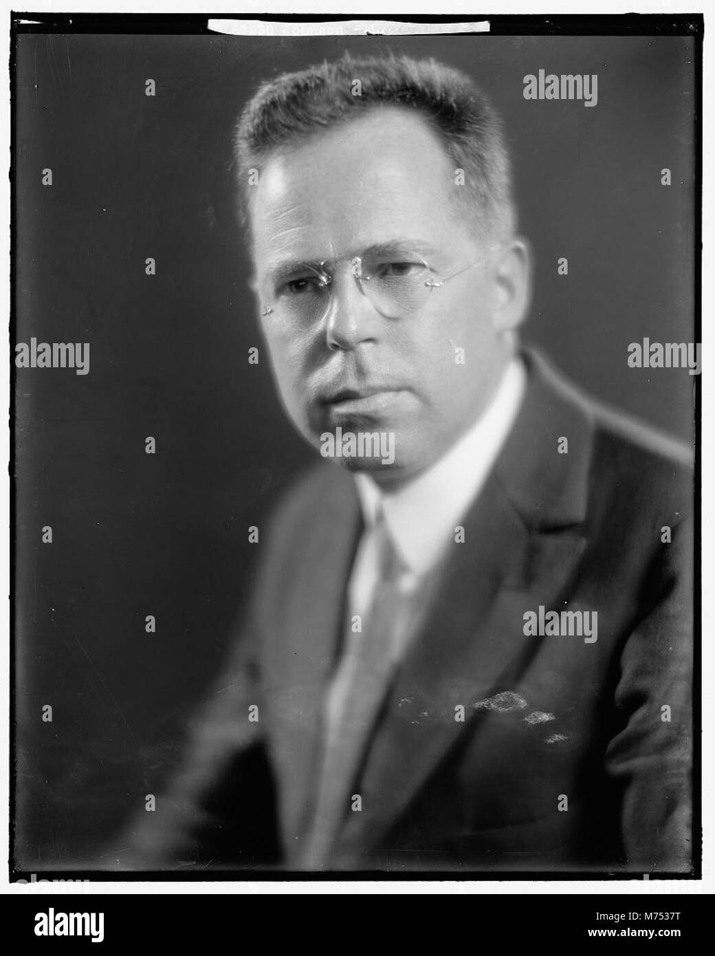 Dieses Bild zeigt B.L. Johnson, eine historische Figur. Es fängt sein Porträt ein und bietet einen Einblick in sein persönliches Aussehen und seine Bedeutung in einem bestimmten historischen Kontext. Stockfoto