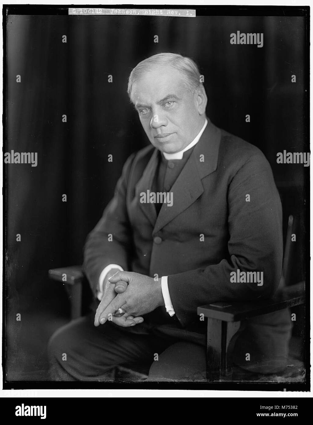 Dieses Porträt zeigt Reverend I. Johnson, eine einflussreiche Persönlichkeit in seiner religiösen Gemeinschaft. Seine Beiträge zur spirituellen Führung werden in diesem Bild hervorgehoben, was seine Rolle bei der Führung seiner Gemeinde verdeutlicht. Stockfoto