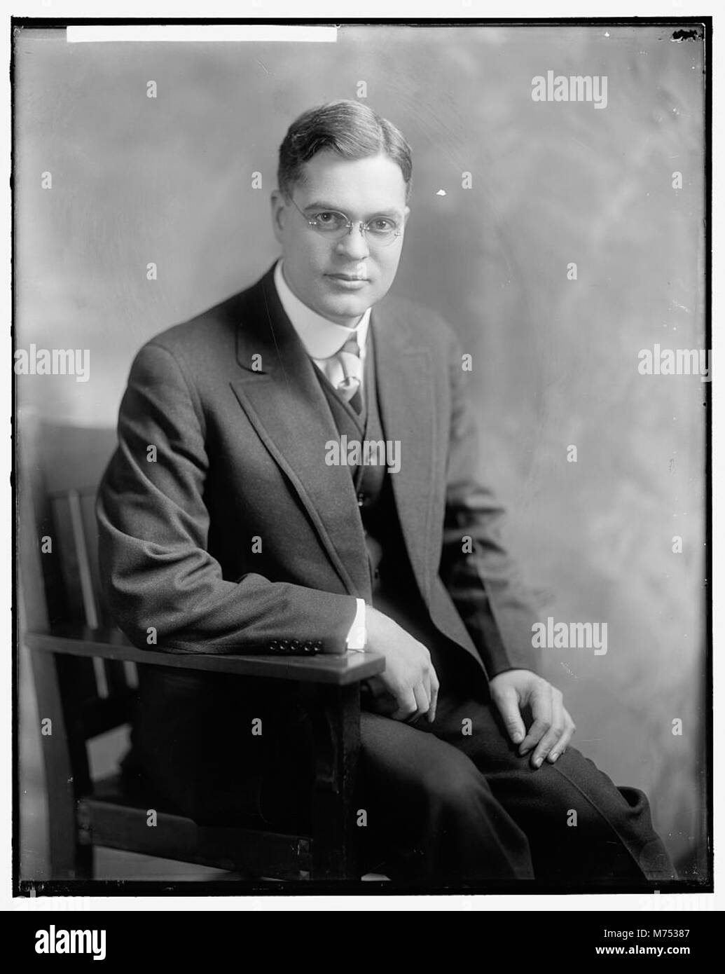 Dieses Bild zeigt den ehrenwerten R.C. Johnson, eine bedeutende politische Persönlichkeit, die in einem formalen Porträt festgehalten wird und seine bedeutende Rolle im öffentlichen Dienst widerspiegelt. Stockfoto