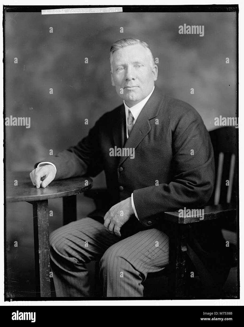 Ein formelles Porträt des ehrenwerten T.H. Johnson, einer angesehenen Persönlichkeit des öffentlichen Lebens, das seinen Beitrag zur amerikanischen Gesellschaft im frühen 20. Jahrhundert unterstreicht. Stockfoto