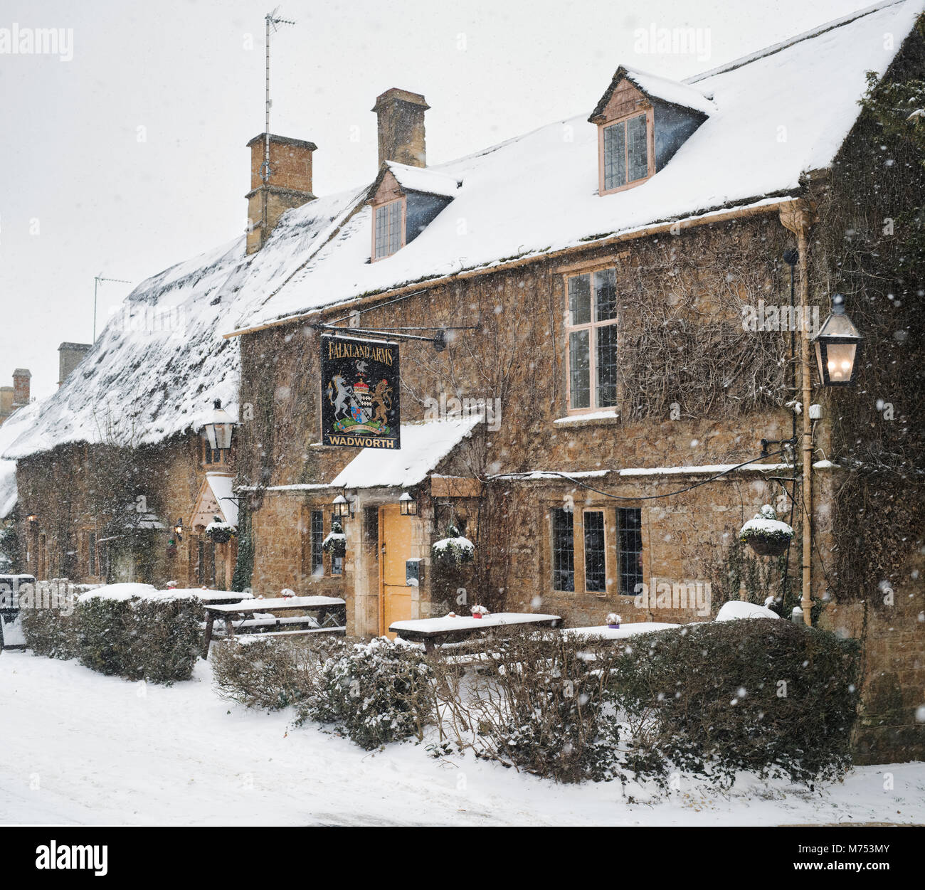 Falkland Arms Pub in großer Tew im im Schnee. Große Tew, Cotswolds, Oxfordshire, England Stockfoto