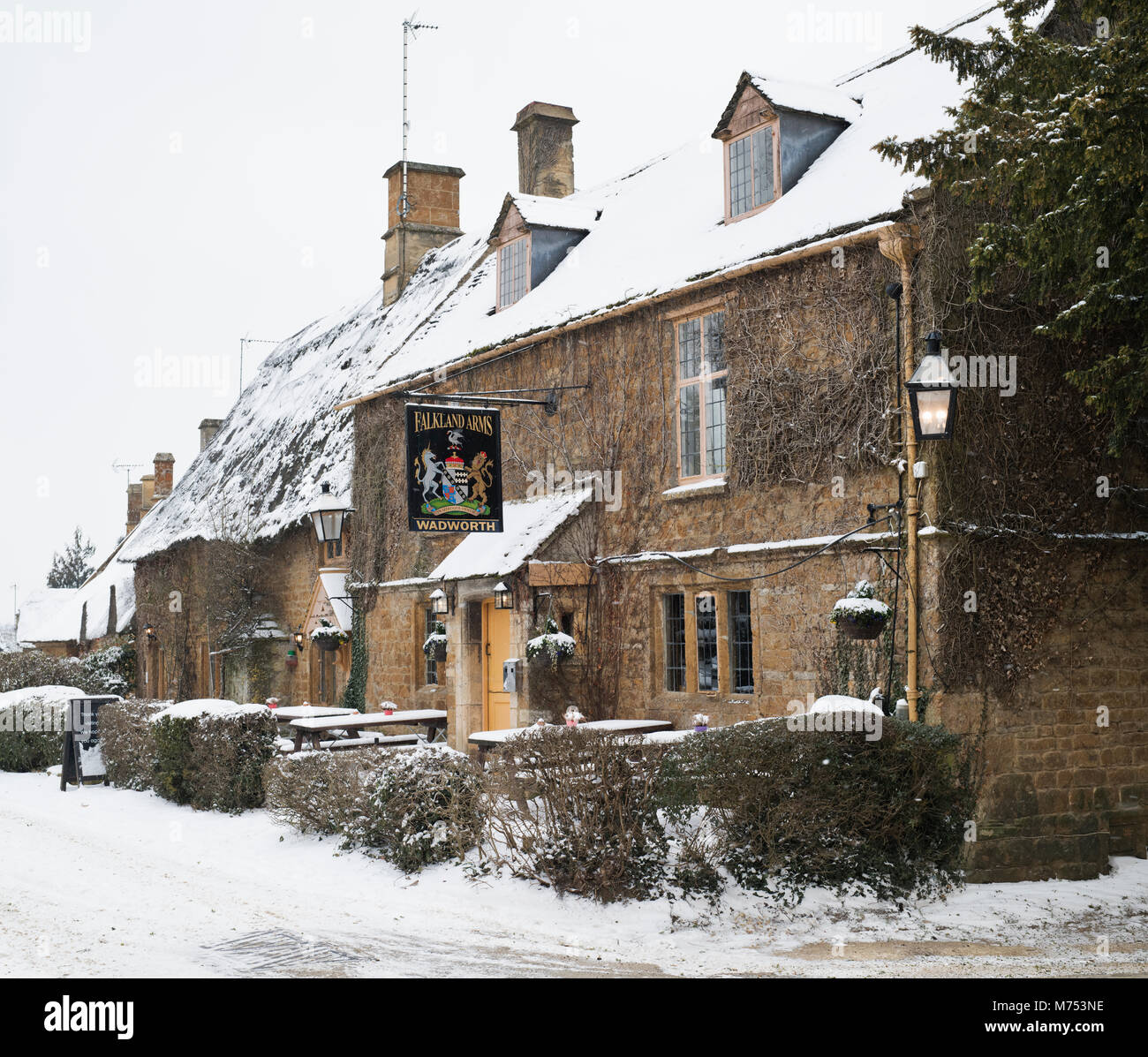 Falkland Arms Pub in großer Tew im im Schnee. Große Tew, Cotswolds, Oxfordshire, England Stockfoto