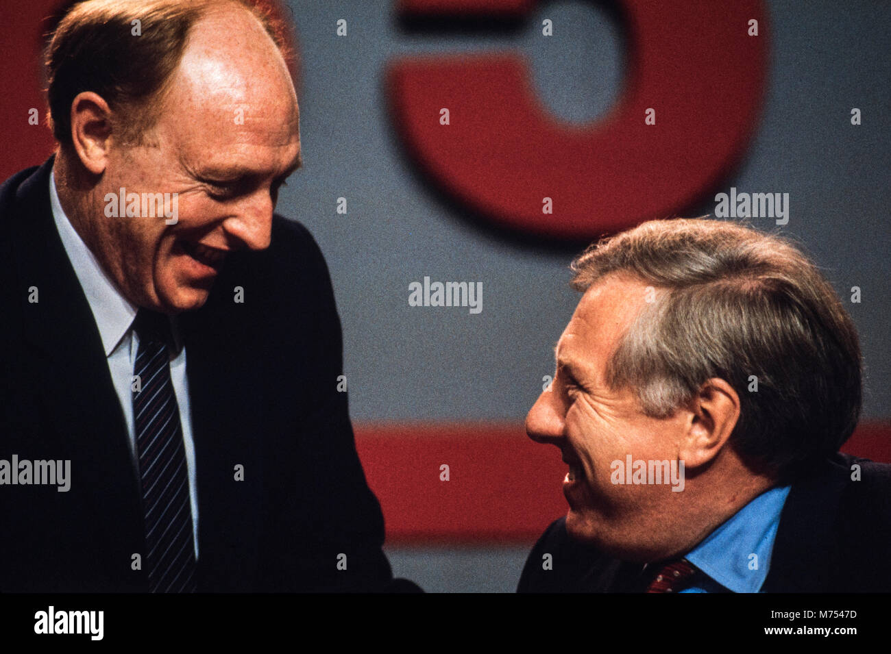 Neil Kinnock und stellvertretende Parteivorsitzende Roy Hattersley bei Labour Party Conference, Bournmouth im Oktober 1985 Neil Gordon Kinnock, Baron Kinnock, PC (28. März 1942) ist ein britischer Politiker der Labour Party. Er diente als Mitglied des Parlaments von 1970 bis 1995, zunächst für Bedwellty und dann für Islwyn. Er war der Führer der Labour Party und Führer der Opposition von 1983 bis 1992. Stockfoto