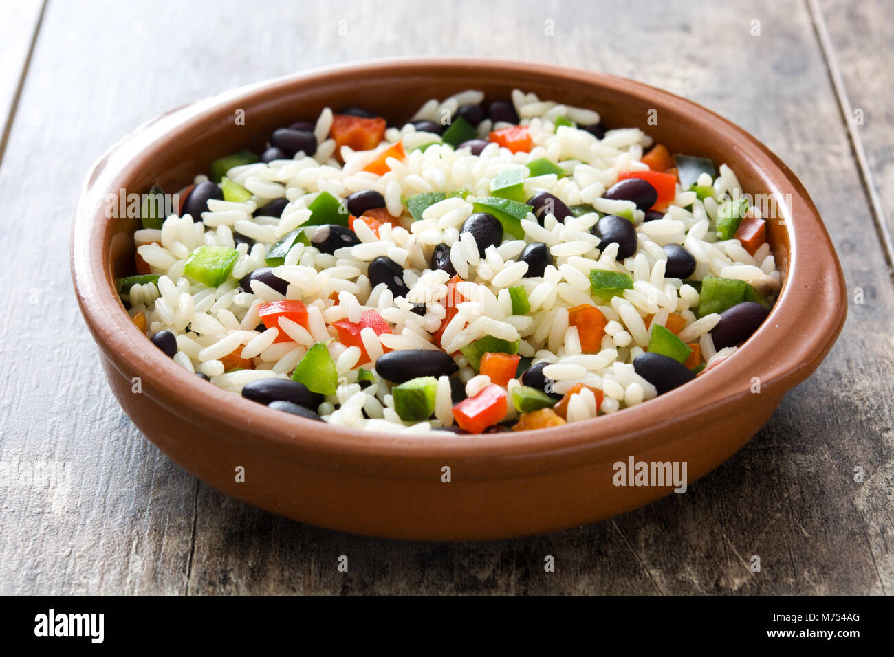 Traditionellen kubanischen Reis, schwarzen Bohnen und Paprika auf hölzernen Tisch Hintergrund. Moros y Cristianos. Stockfoto