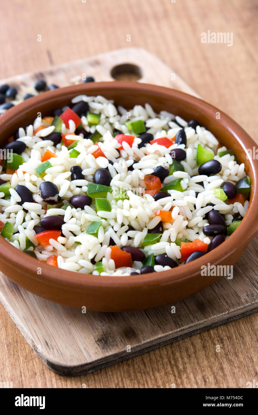 Traditionellen kubanischen Reis, schwarzen Bohnen und Paprika auf hölzernen Tisch Hintergrund. Moros y Cristianos. Stockfoto