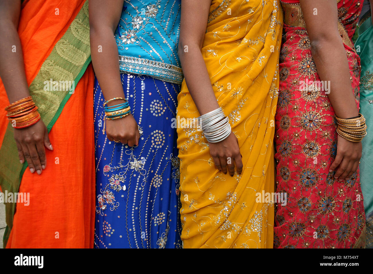 Viele bunte indische Kleider mit verschiedenen Designs aus der Nähe Stockfoto