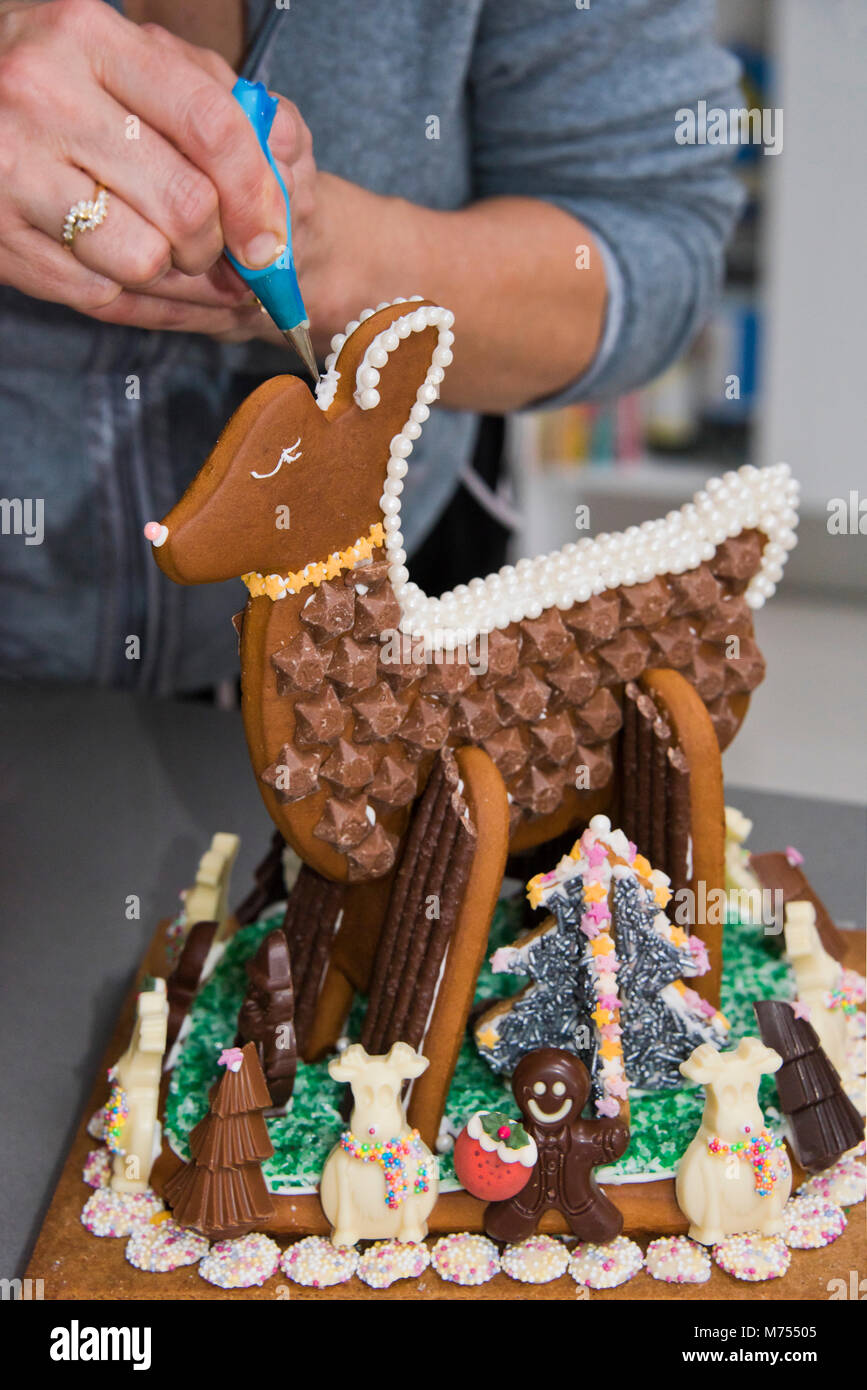 Vertikale Nahaufnahme eines handgefertigten Lebkuchen Rentier für Weihnachten. Stockfoto