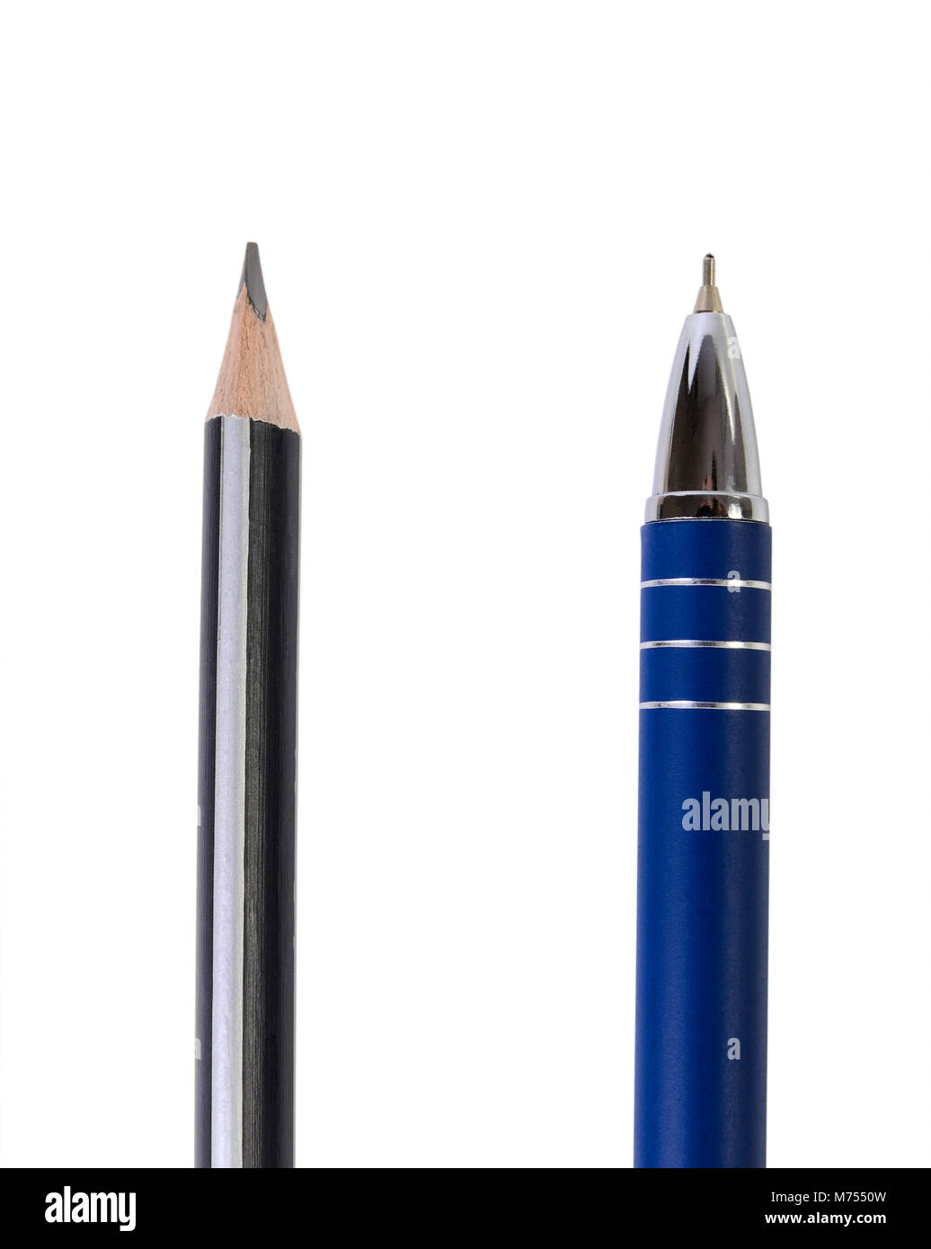 Eine hölzerne Bleistift und Kugelschreiber, isoliert auf weißem Stockfoto