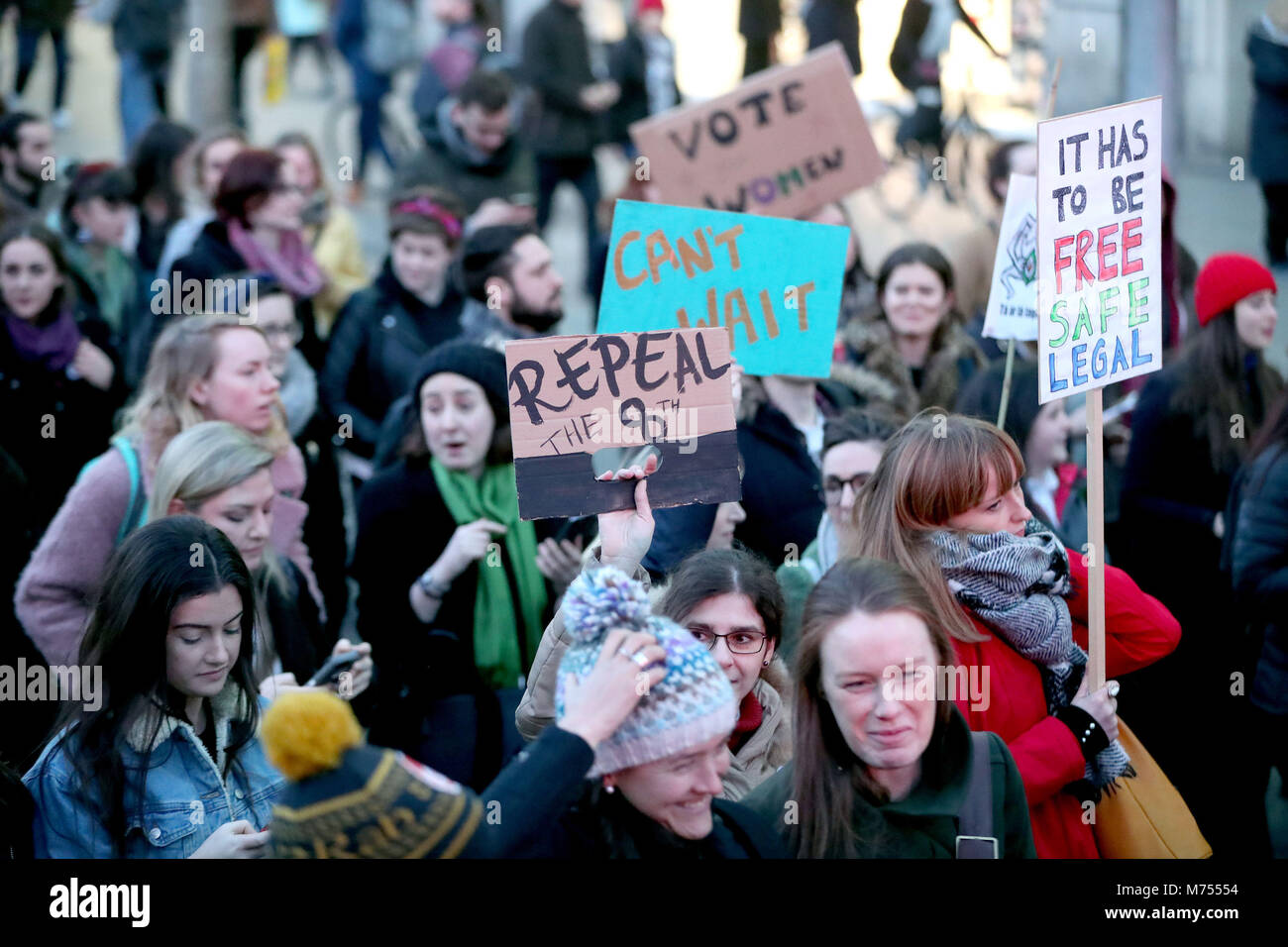 Menschen, die verschiedenen Zeichen, als Teilnehmer an einem Marsch durch das Stadtzentrum von Dublin fordert die Aufhebung der 8. Änderung der irischen Verfassung. Stockfoto