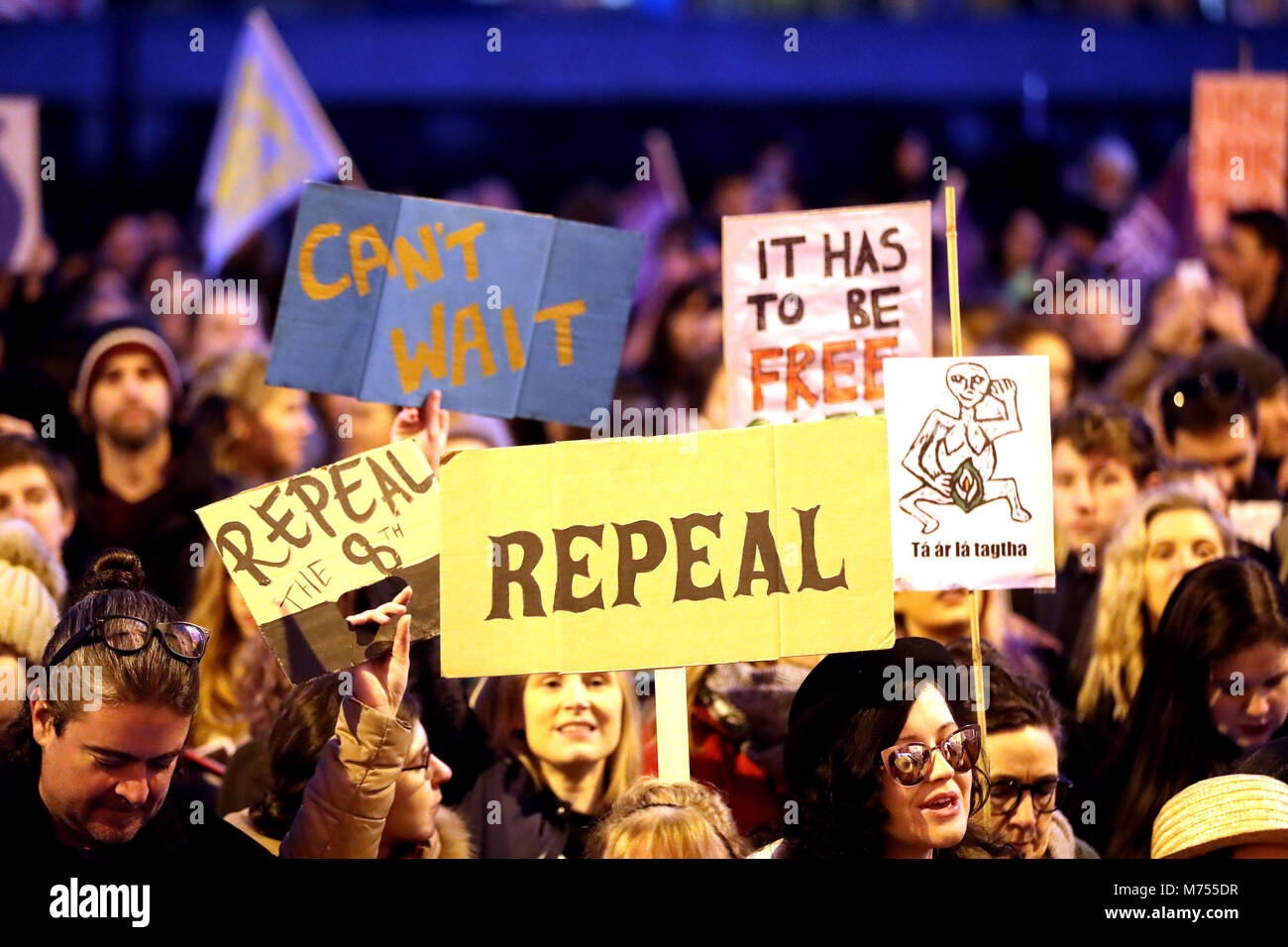 Menschen, die verschiedenen Zeichen, als Teilnehmer an einem Marsch durch das Stadtzentrum von Dublin fordert die Aufhebung der 8. Änderung der irischen Verfassung. Stockfoto