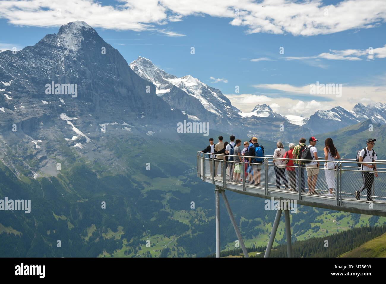 GRINDELWALD, SCHWEIZ - Juli 2017 - "cliffwalk" in Grindelwald First, Schweiz ist immer mit Touristen, die Notwendigkeit zu warten, eine schöne, voll Stockfoto