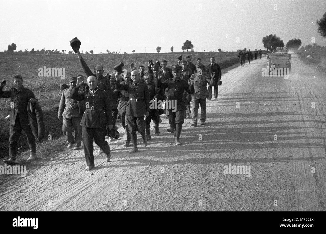 1939 WW2 polnischen Kriegsgefangenen durch deutsche Soldaten in der Nähe von Lviv/Lemberg während der deutschen Invasion in Polen begleitet. Stockfoto
