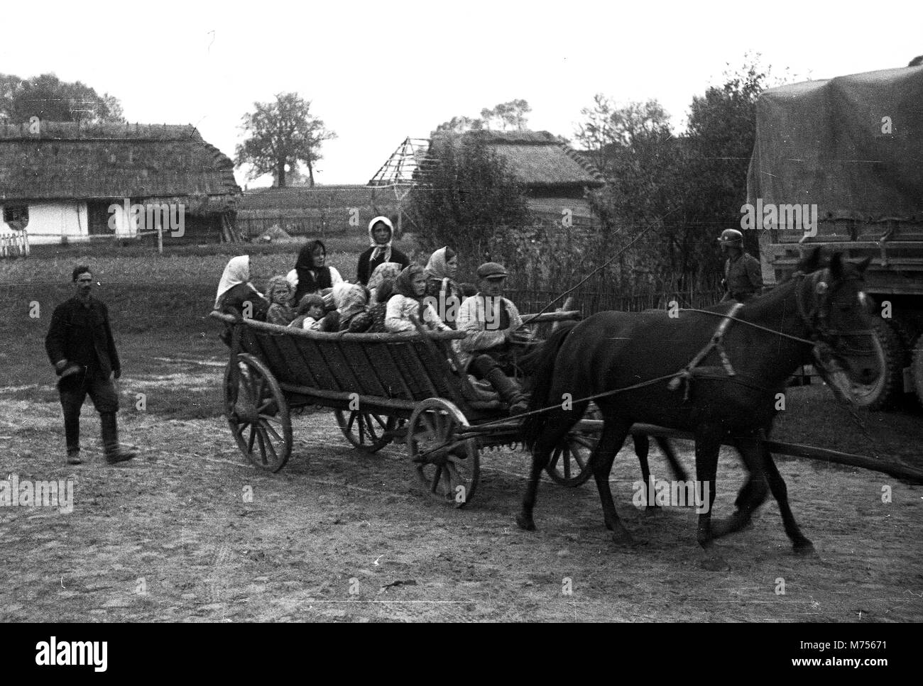 1939 WW2 deutscher Soldaten und der lokalen Bevölkerung, Lviv/Lemberg Stockfoto