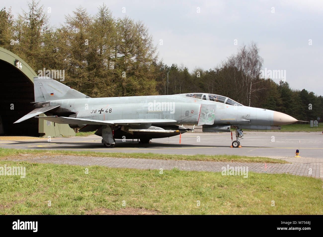 Eine Luftwaffe F-4F, außerhalb ist es Tierheim in Wittmund Airbase, Heimat des JG-71, der letzten Deutschen Phantom. Stockfoto