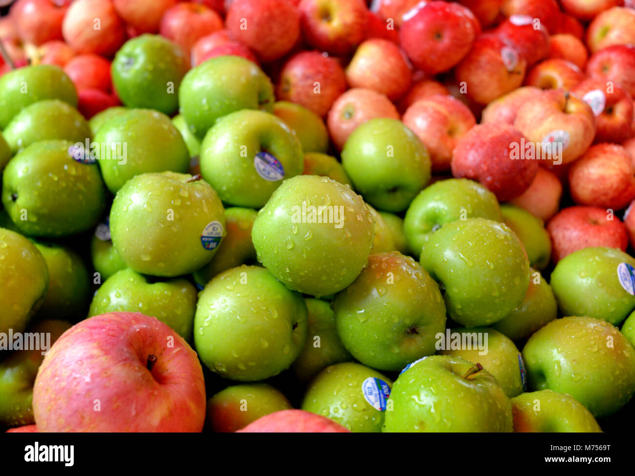 RAYONG, THAILAND - 27.Juni: Der Import grüne und rote Äpfel in Billig Street Market Foto unter der rote Regenschirm Beleuchtung May 27,2016 in Rayong, Thailand Stockfoto