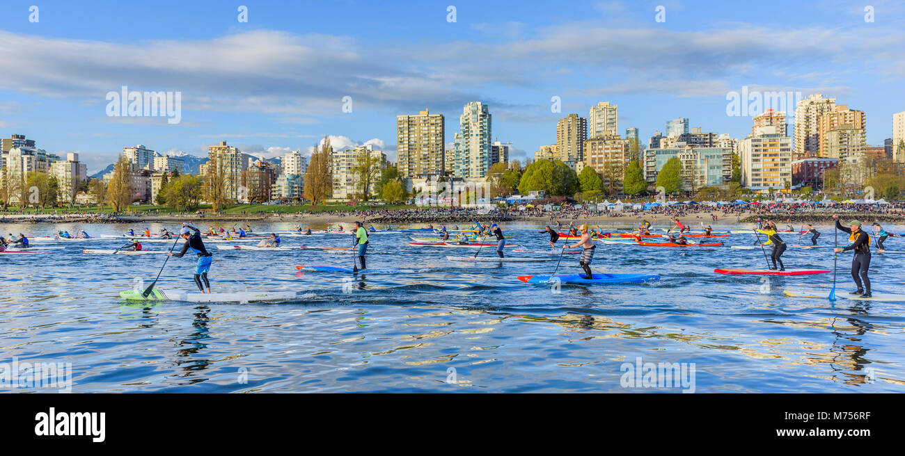 Großen Hacken Sommer Paddel Race, English Bay, Vancouver, British Columbia, Kanada. Stockfoto
