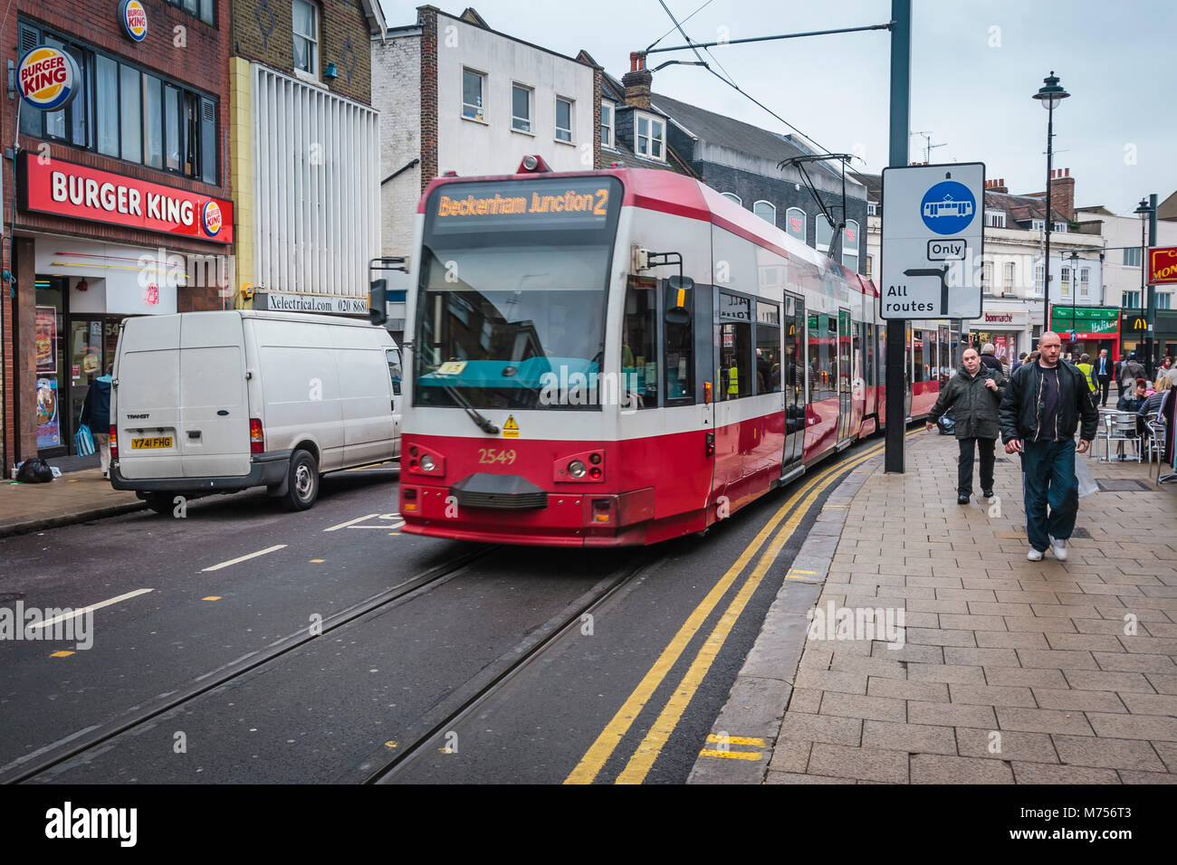 London Transport - rote Straßenbahn auf einer belebten Straße im Zentrum der Gemeinde von Croydon - England Stockfoto