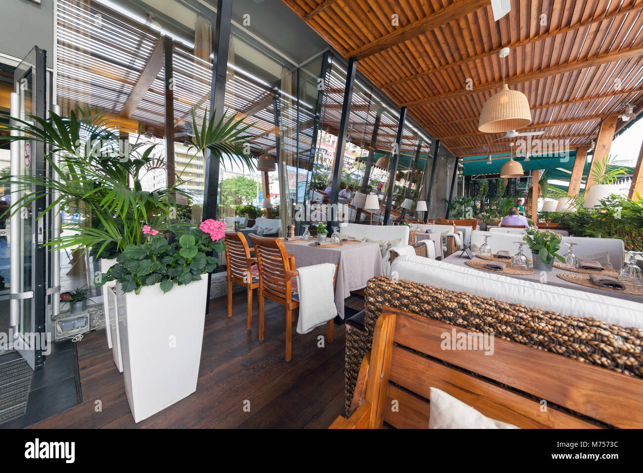 Moskau - Juli 2014: Innenraum des modernen aserbaidschanische Küche ethnischen Restaurants - "BARASHKA'. Veranda im Freien am Eingang zu den Res Stockfoto