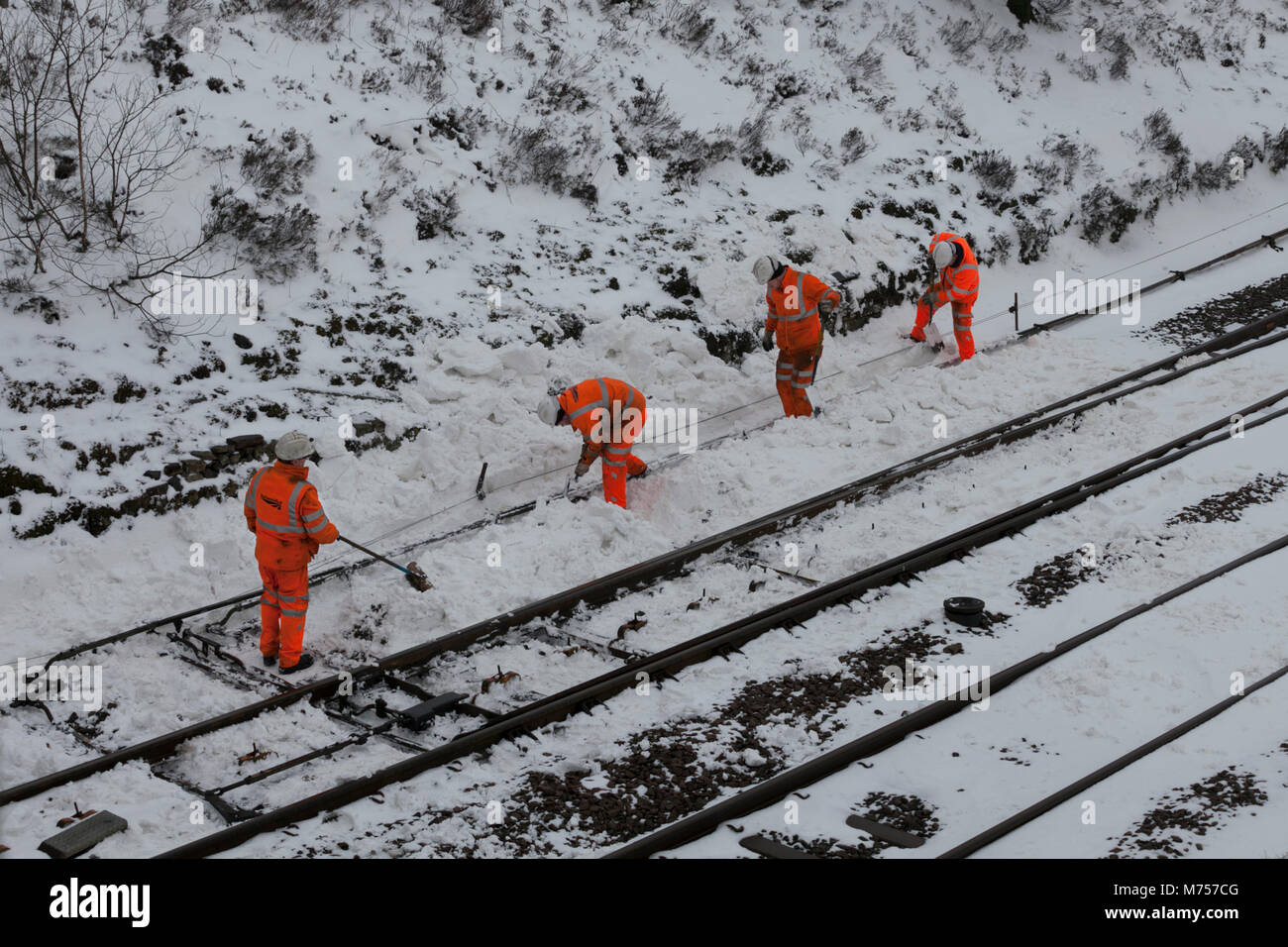 04/03/2018 Blea Moor (nördlich von ribblehead) Network Rail Wartung Team clearing Schnee von den Punkten hatte es keine Züge seit dem 28. Februar, Stockfoto