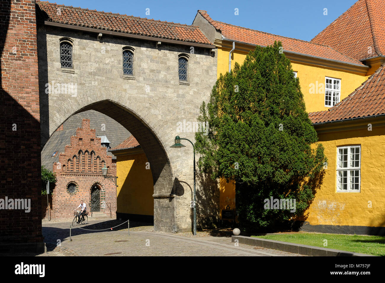 Das Absalon Arch zwischen Bishop's Palace und gotischen Roskilde Roskilde Domkirke (Kathedrale) von der UNESCO als Weltkulturerbe gelistet. Roskilde, Stockfoto