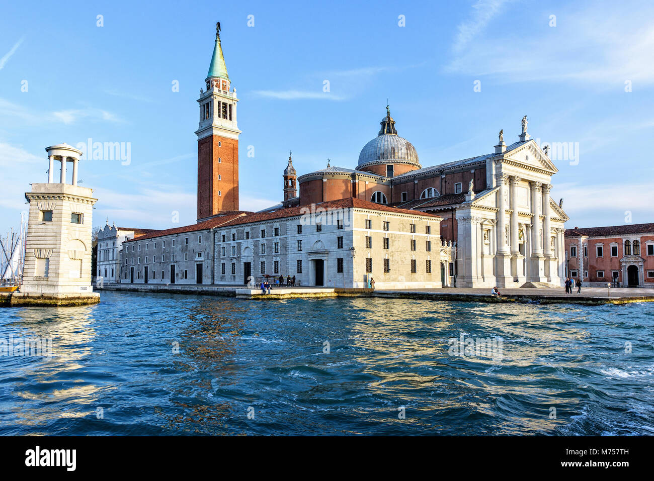 Tageslicht Seite Blick auf die Kirche San Giorgio Maggiore Fassade mit Eingang. Strahlend blauen Himmel mit Wolken und geparkten Boote für den Hintergrund. Negative Kopie spac Stockfoto Tageslicht Seite Blick auf die Kirche San Giorgio Maggiore Fassade mit Eingang. Strahlend blauen Himmel mit Wolken und geparkten Boote für den Hintergrund. Negative Kopie spac Stockfoto