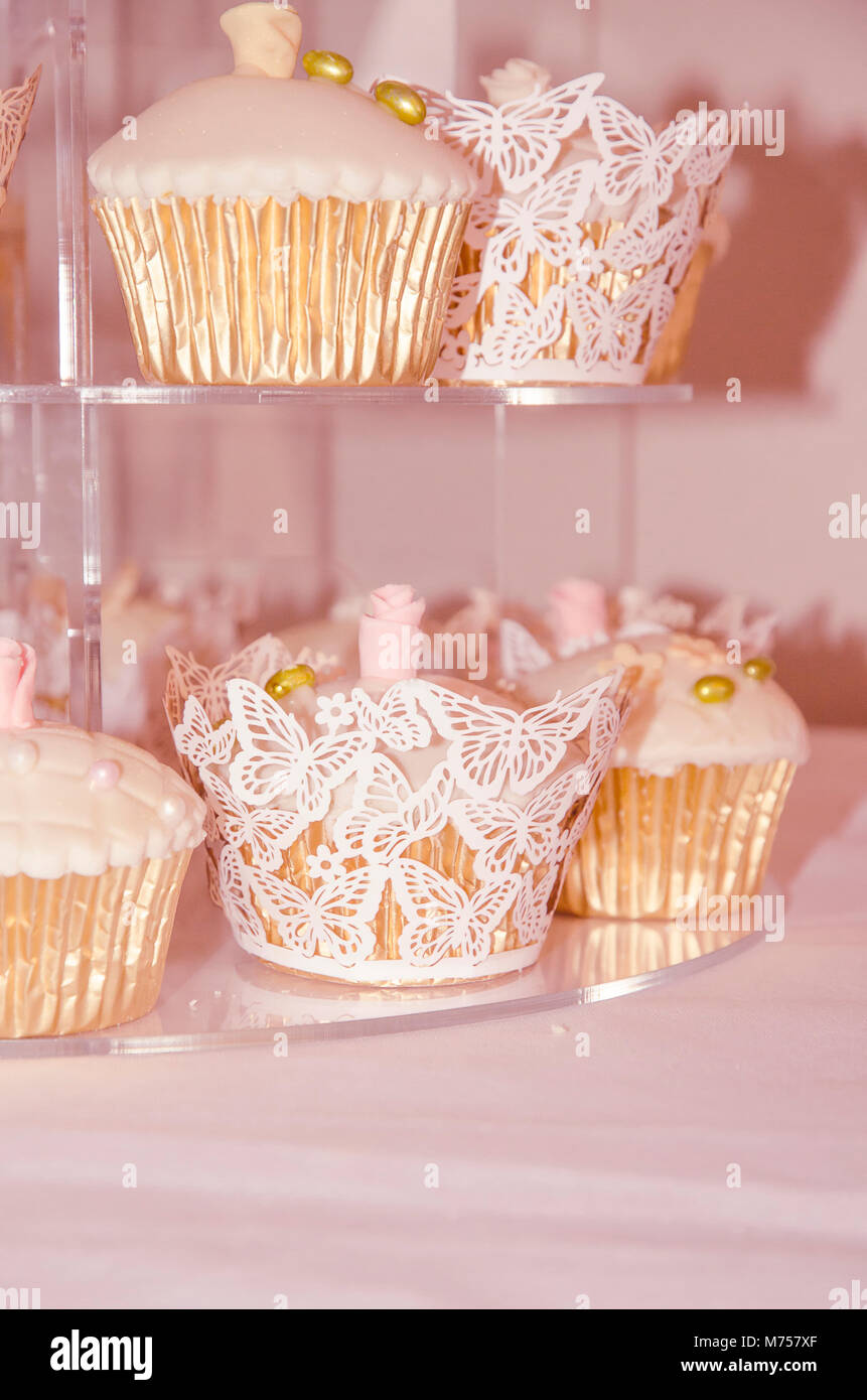 Cupcakes auf einem Kuchen Rack Stockfoto