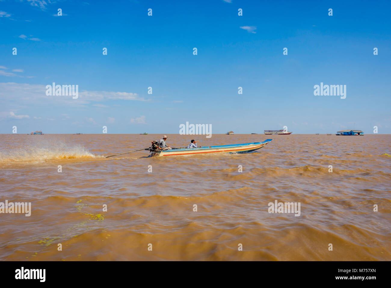 TONLE SAP, Kambodscha - APRIL 8: Zwei Männer auf einem Boot in den Tonle Sap vorbei schwimmenden Dorf. April 2017 Stockfoto