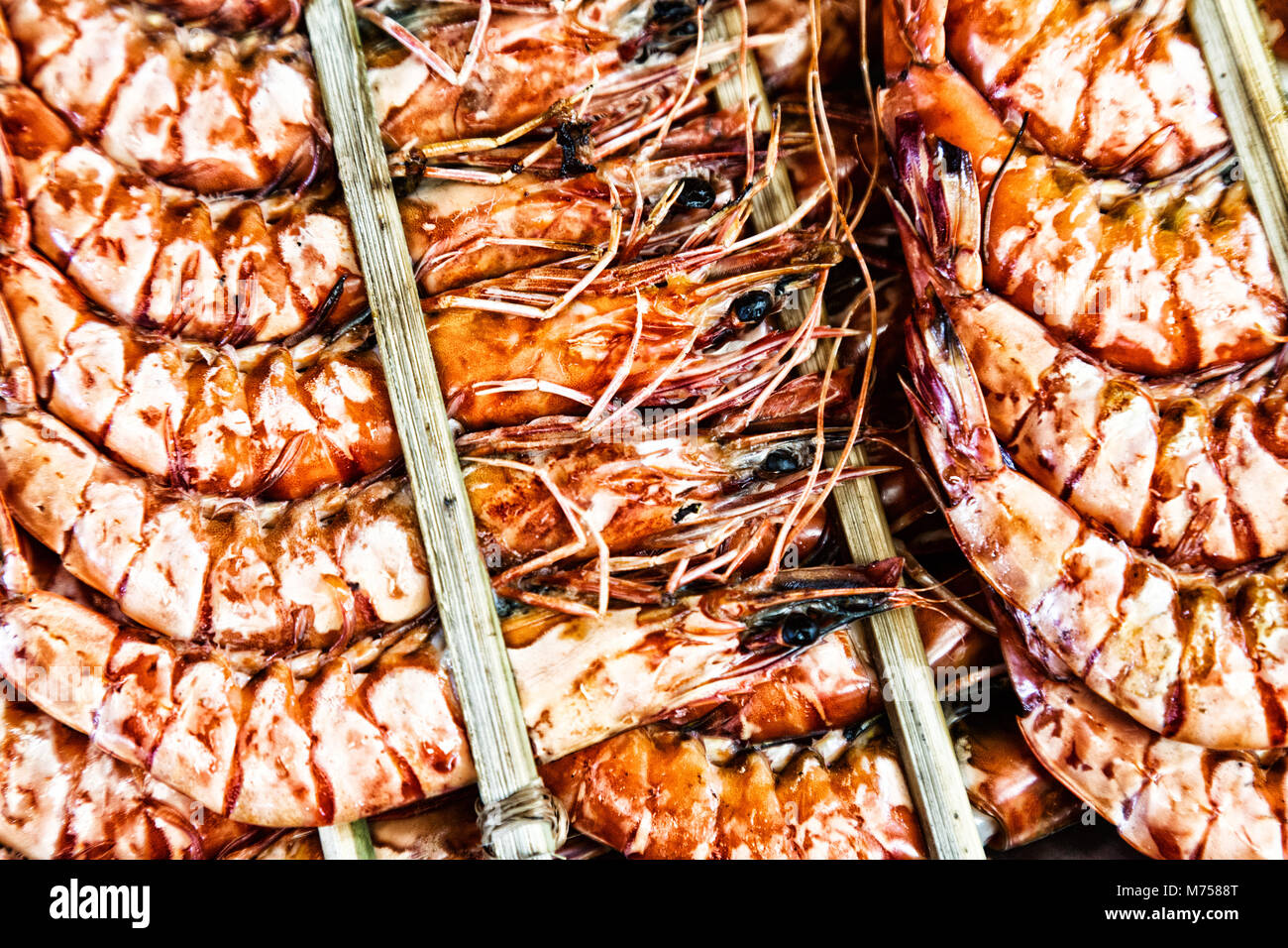 Kep Krabbe - Nahaufnahme der gegrillten Garnelen oder Shrimps, auf Verkauf in einem Marktstand, Kep Crab Markt, Kep, Kambodscha, Asien Stockfoto