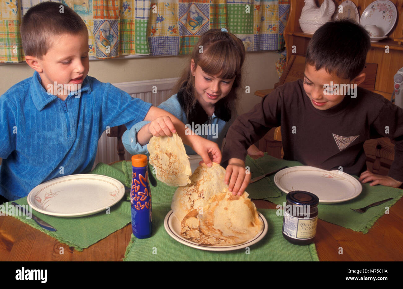 Drei Kinder genießen Pfannkuchen Tag Stockfoto