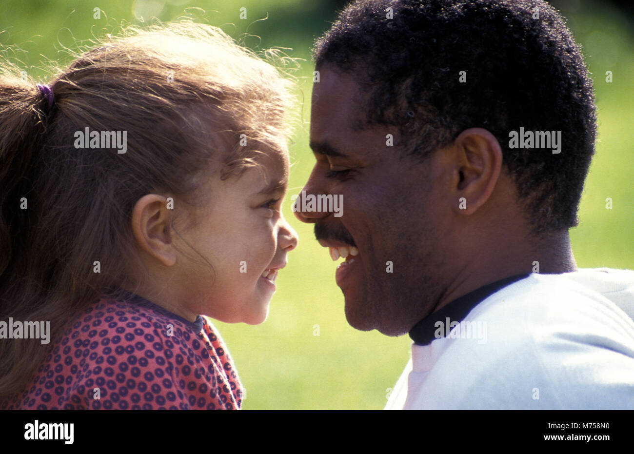 Schwarzen Vaters und gemischten Rennen Tochter von Angesicht zu Angesicht Stockfoto