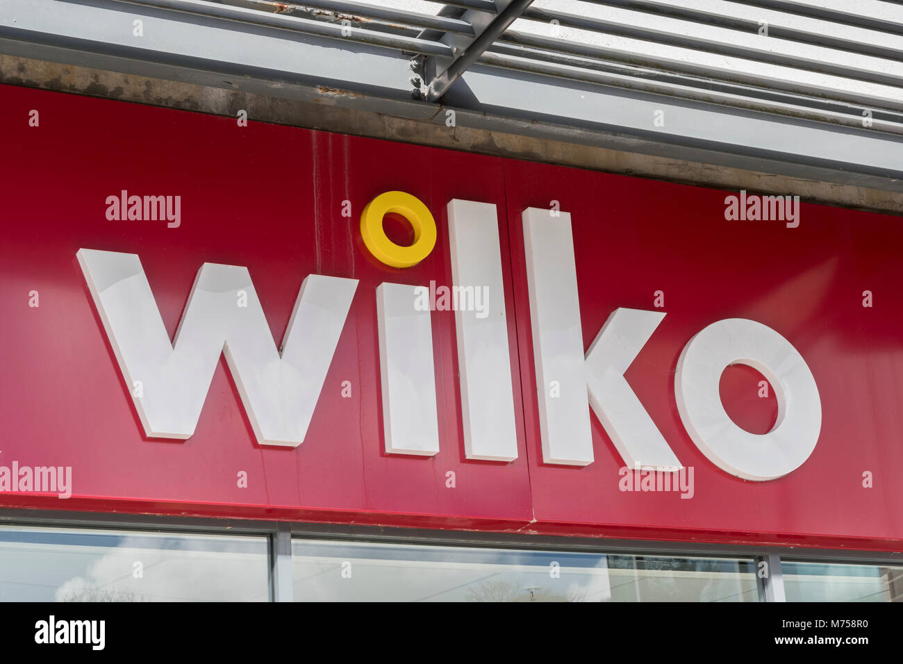 Logo der legendären High Street Haushalt essentials store Wilko, oder Wilkos. An. St. Austell, Cornwall. Stockfoto