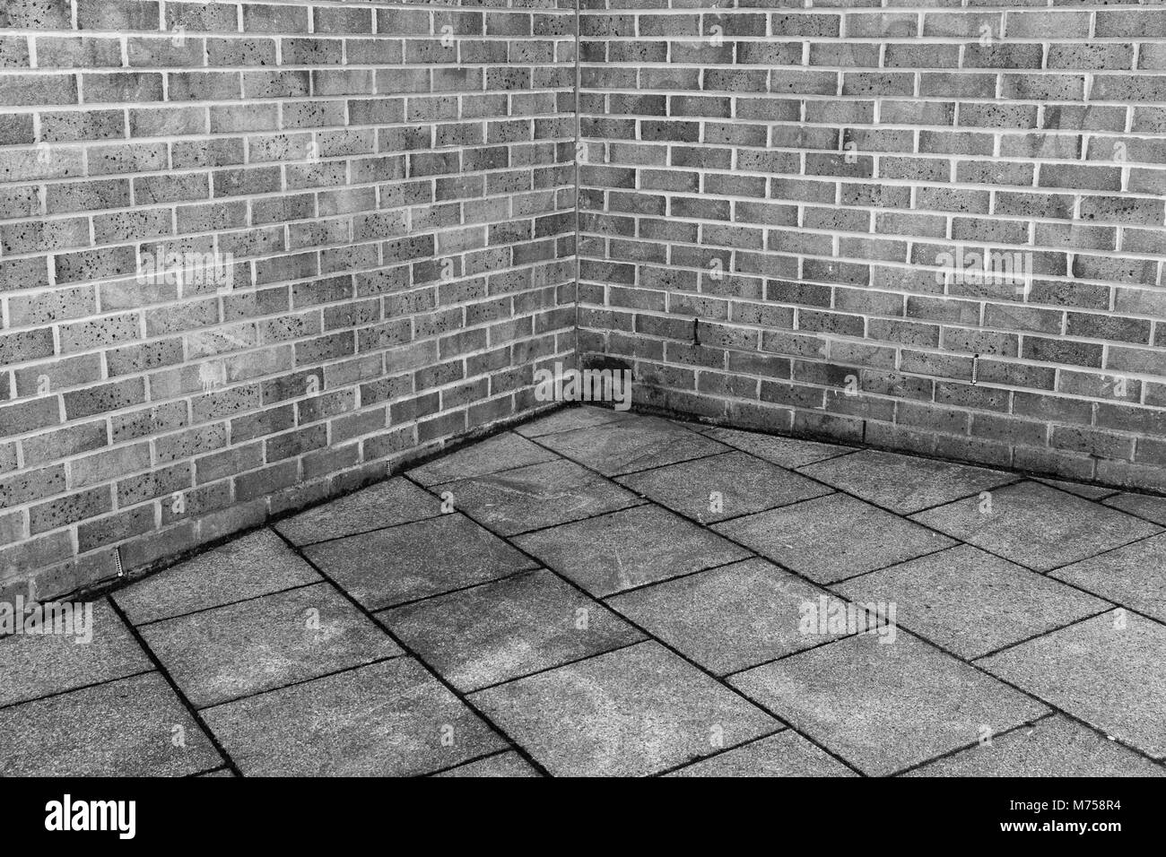 Abstraktes Schwarz-Weiß-Bild von Wänden, die in Ecken zusammenlaufen. Für enge Ecke, gekornt, nirgendwo zu laufen, begrenzte Optionen, gefangen, Klaustrophobie. Stockfoto