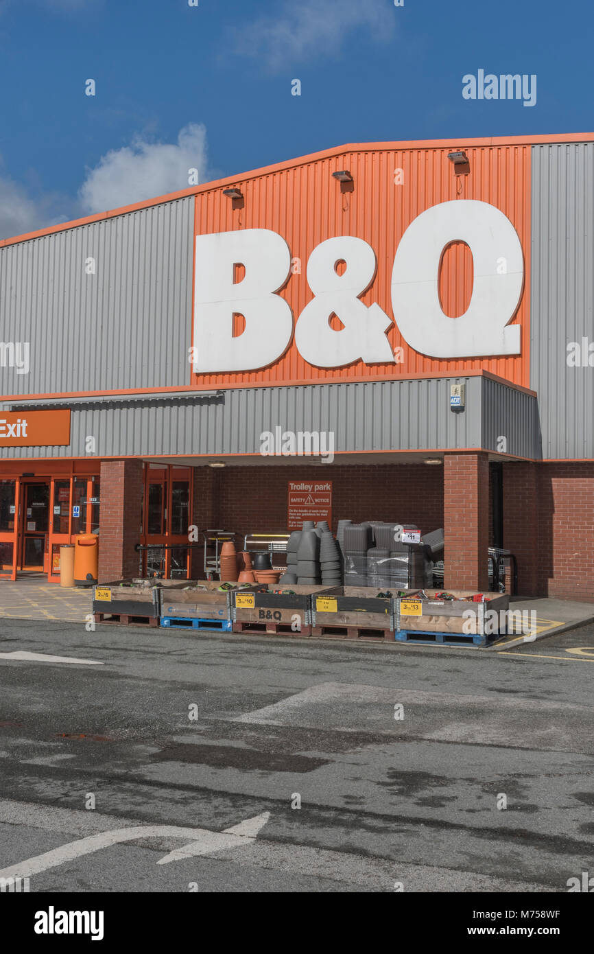 Tod von der High Street Metapher. Vor DIY Retail Kette B&Q store in St. Austell, Cornwall - durch Home Improvement Company Kingfisher plc. im Besitz Stockfoto