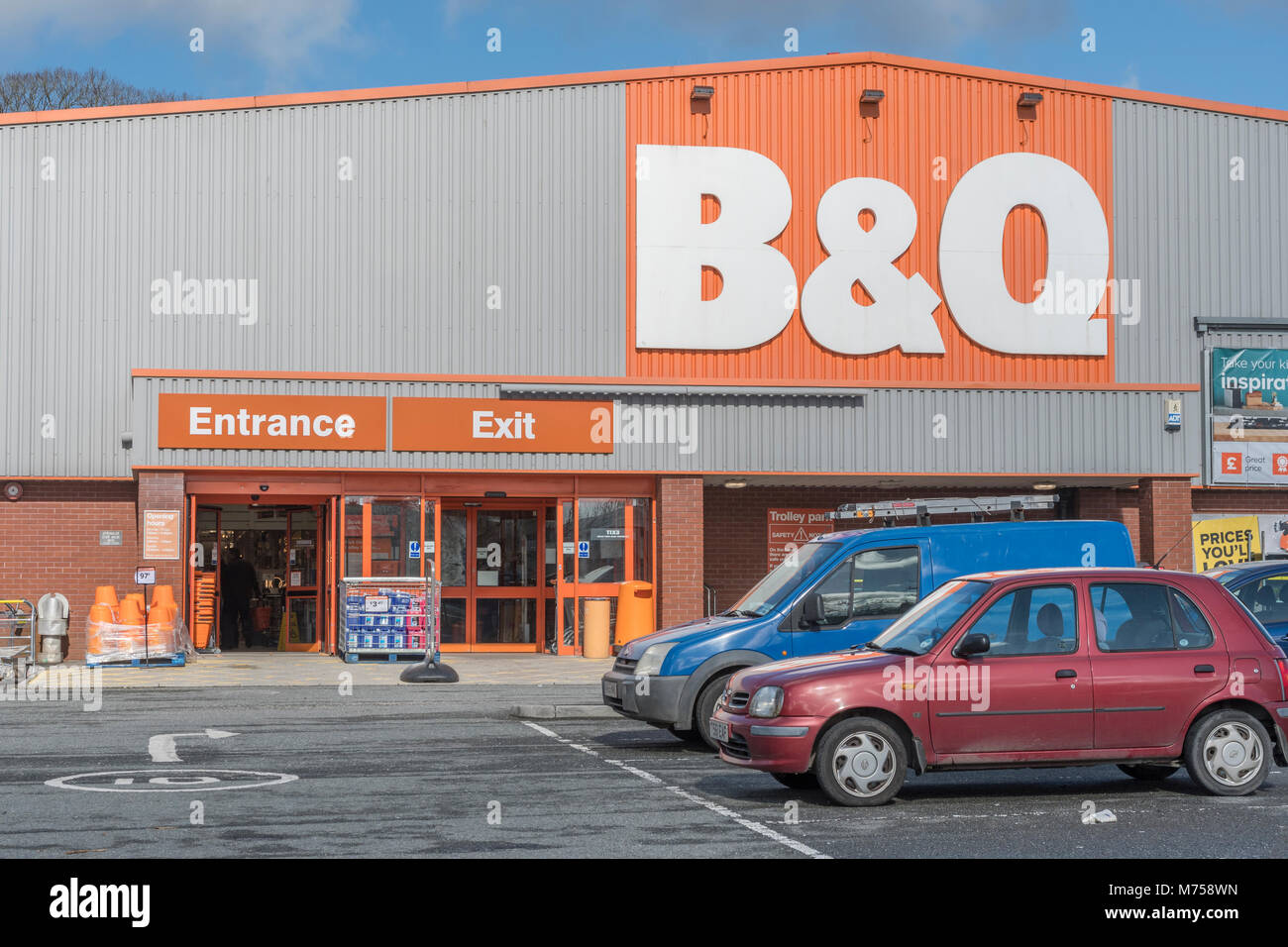 Tod von der High Street Metapher. Vor DIY Retail Kette B&Q store in St. Austell, Cornwall - durch Home Improvement Company Kingfisher plc. im Besitz Stockfoto