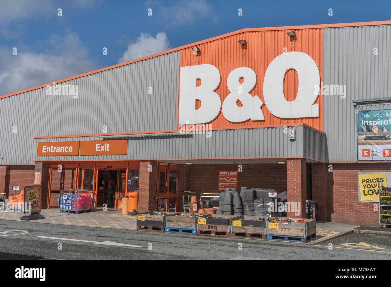 Tod von der High Street Metapher. Vor DIY Retail Kette B&Q store in St. Austell, Cornwall - durch Home Improvement Company Kingfisher plc. im Besitz Stockfoto